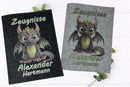 Personalisierte Zeugnismappe mit grün-schwarzem Baby-Drache, großen Augen und Wunschname – ideal für Kinder.