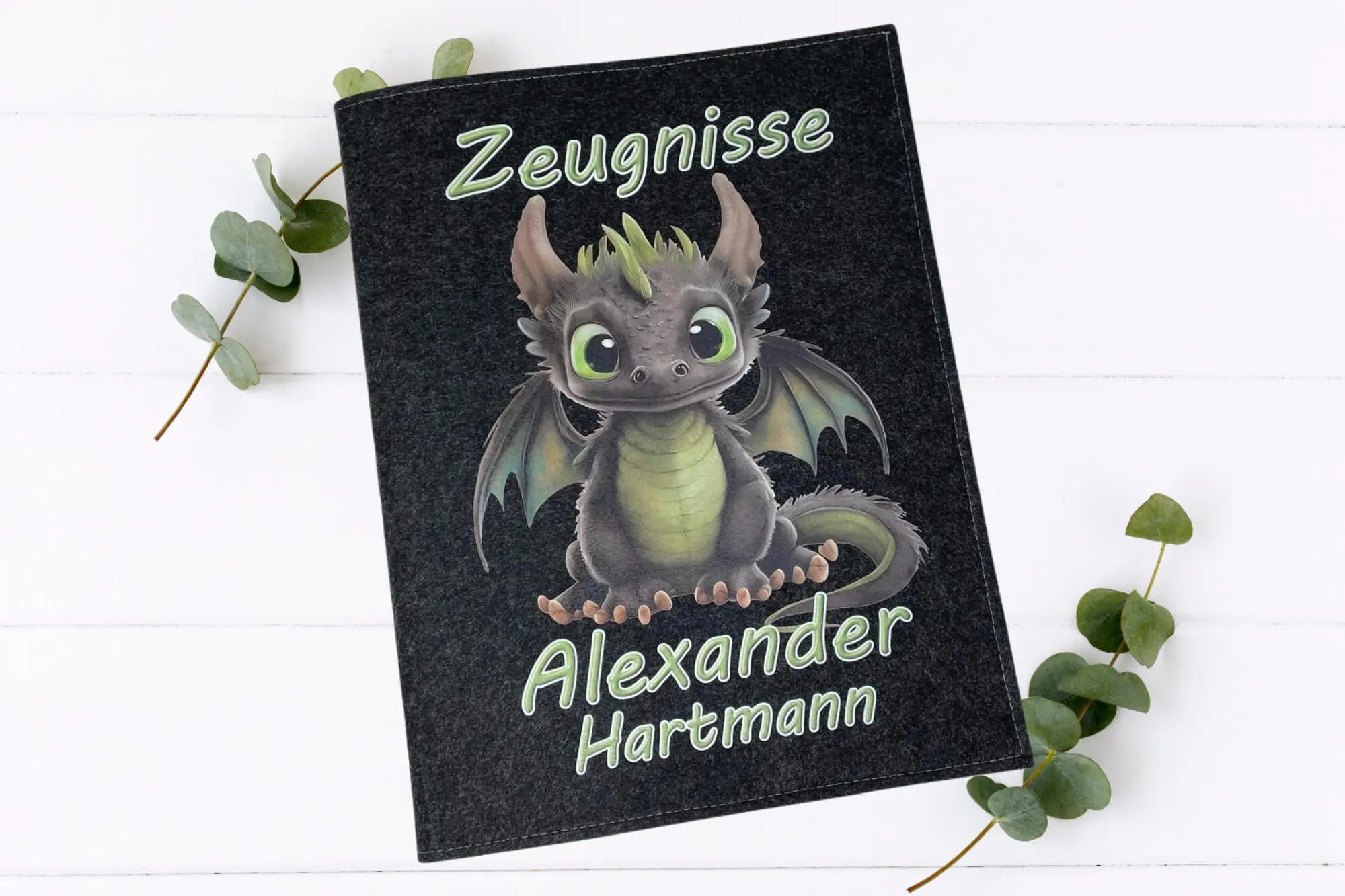 Kinder-Zeugnismappen mit süßem kleinen Drachen, Flügeln und Namensdruck in zwei Filzfarben.