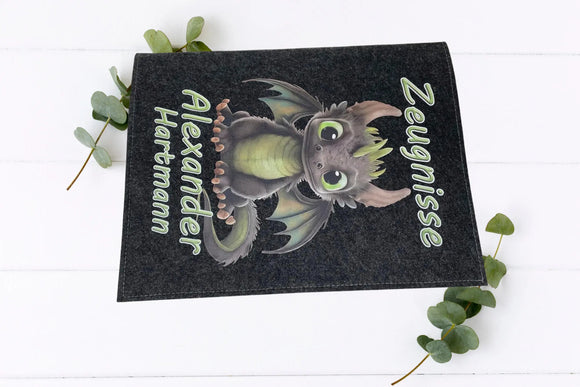 Zeugnismappe Drache personalisiert – verspieltes Fantasy-Design mit grünen Details und Namen