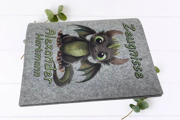 Individuelle Drachen-Zeugnismappen aus Filz, personalisierbar mit Name – perfekt für Jungs zur Einschulung.