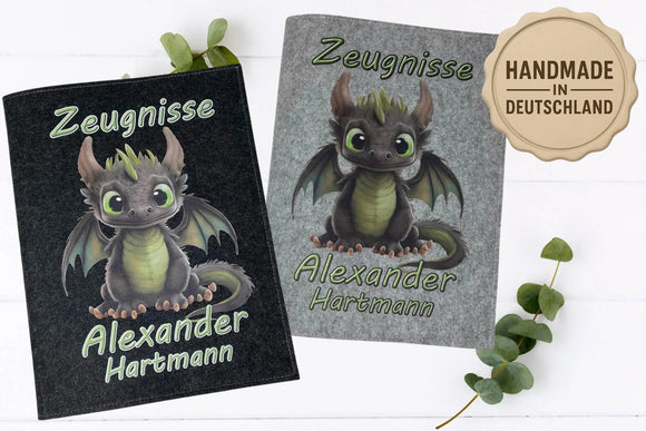 Zeugnismappe mit süßem Drachenbaby, Hörnern und Flügeln – für Jungen personalisiert mit Wunschnam