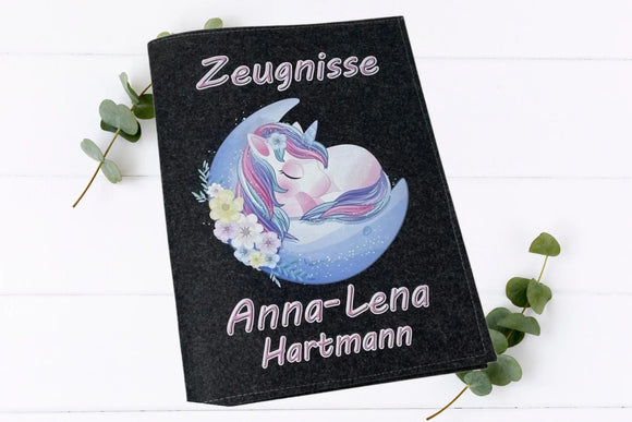 Zeugnismappe Einhorn personalisiert – schlafendes Einhorn mit rosa Mähne auf Mond, ideal für Mädchen.