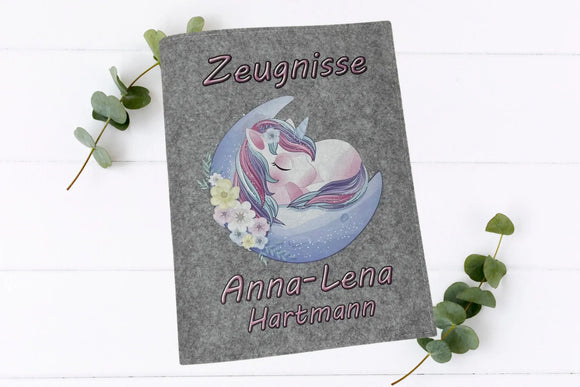 Mädchen-Zeugnismappen mit sanftem Einhornmotiv im Traumstil – Name personalisierbar auf Filzhülle.