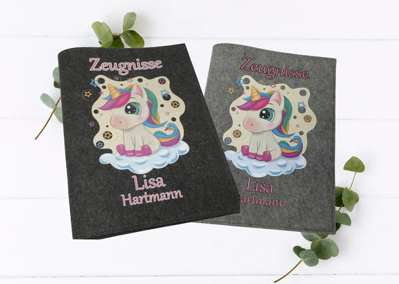 Personalisierte Zeugnismappen aus Filz mit süßem Einhorn, buntem Regenbogenhaar und Namensaufdruck  – in Grau und Dunkelgrau.