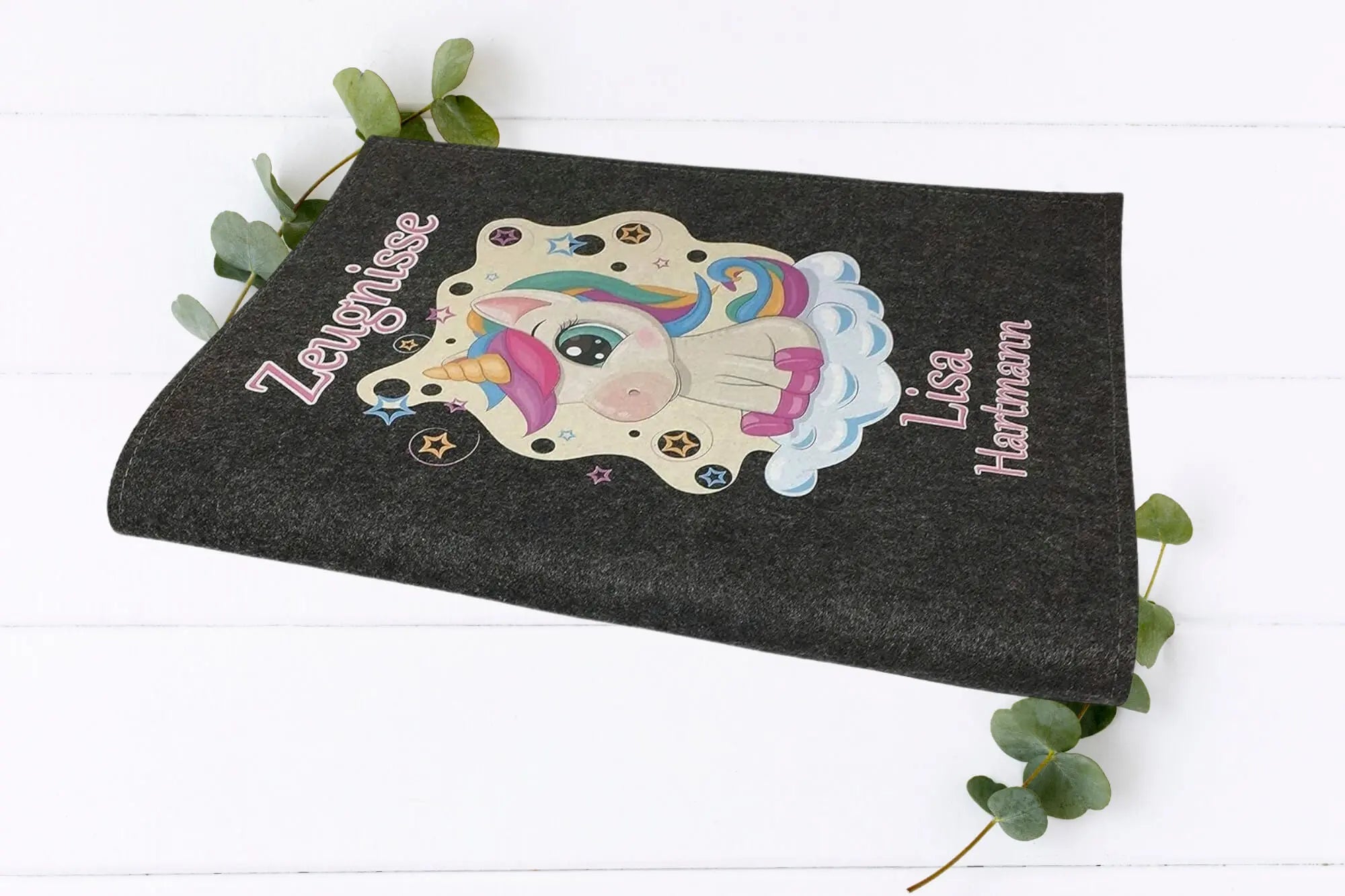 Filz-Zeugnismappen mit niedlichem Einhorn auf einer Wolke – in zwei Farben und mit Wunschname bedruckt.
