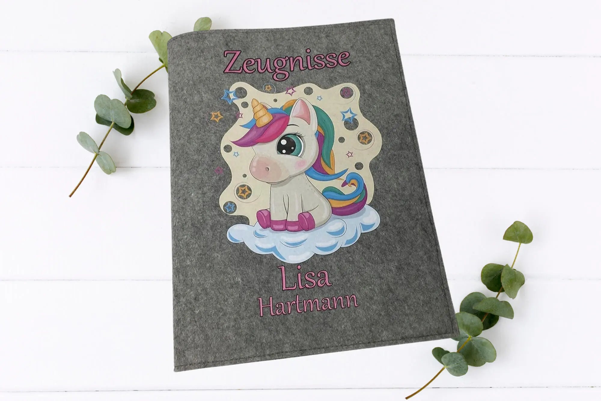 Kinder-Zeugnismappe aus Filz mit Einhornmotiv, regenbogenfarbener Mähne und personalisiertem Namensaufdruck