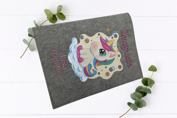 Mädchen-Zeugnismappe mit zauberhaftem Einhorn, Glitzersternen und rosa Schriftzug „Zeugnisse“ und Name