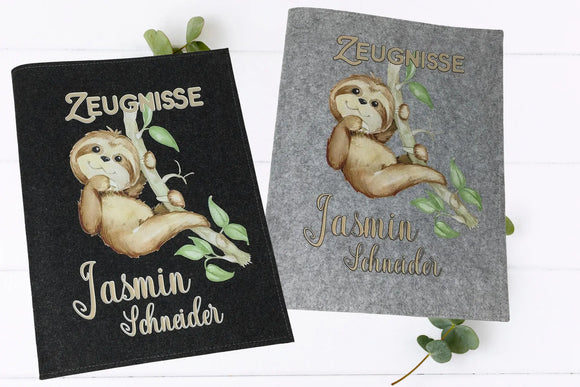 Zeugnismappe Faultier personalisiert – gemütliches Faultier hängt an einem Ast, mit Wunschname auf Filzhülle.