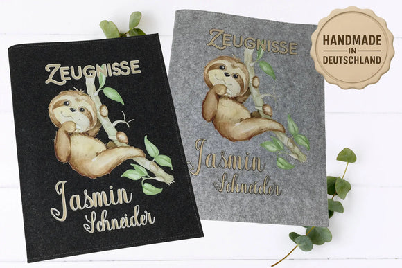 Niedliche Zeugnismappen aus Filz mit entspanntem Faultier auf Baum – personalisiert für Kinder.