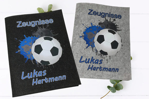 Zeugnismappe Fußball personalisiert mit blau-schwarzem Splash-Hintergrund und großem Fußball – ideal für sportliche Jungen.