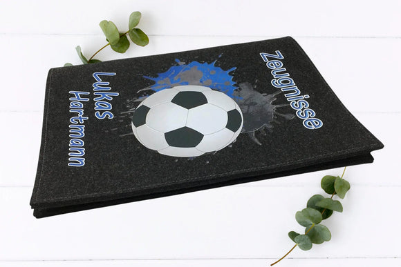 Fußball-Zeugnismappen in Grau und Dunkelgrau mit coolem Splash-Effekt in Blau – personalisierbar mit Namen.