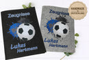 Dynamische Fußball-Zeugnismappe mit blauem Graffiti-Stil und Namen – ideales Geschenk zur Einschulung.