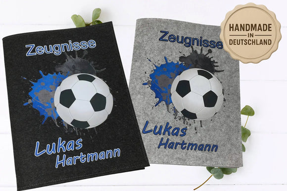 Dynamische Fußball-Zeugnismappe mit blauem Graffiti-Stil und Namen – ideales Geschenk zur Einschulung.