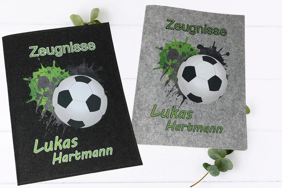 Zeugnismappe Fußball grün personalisiert – mit Farbspritzern und Fußballmotiv auf robuster Filzhülle.