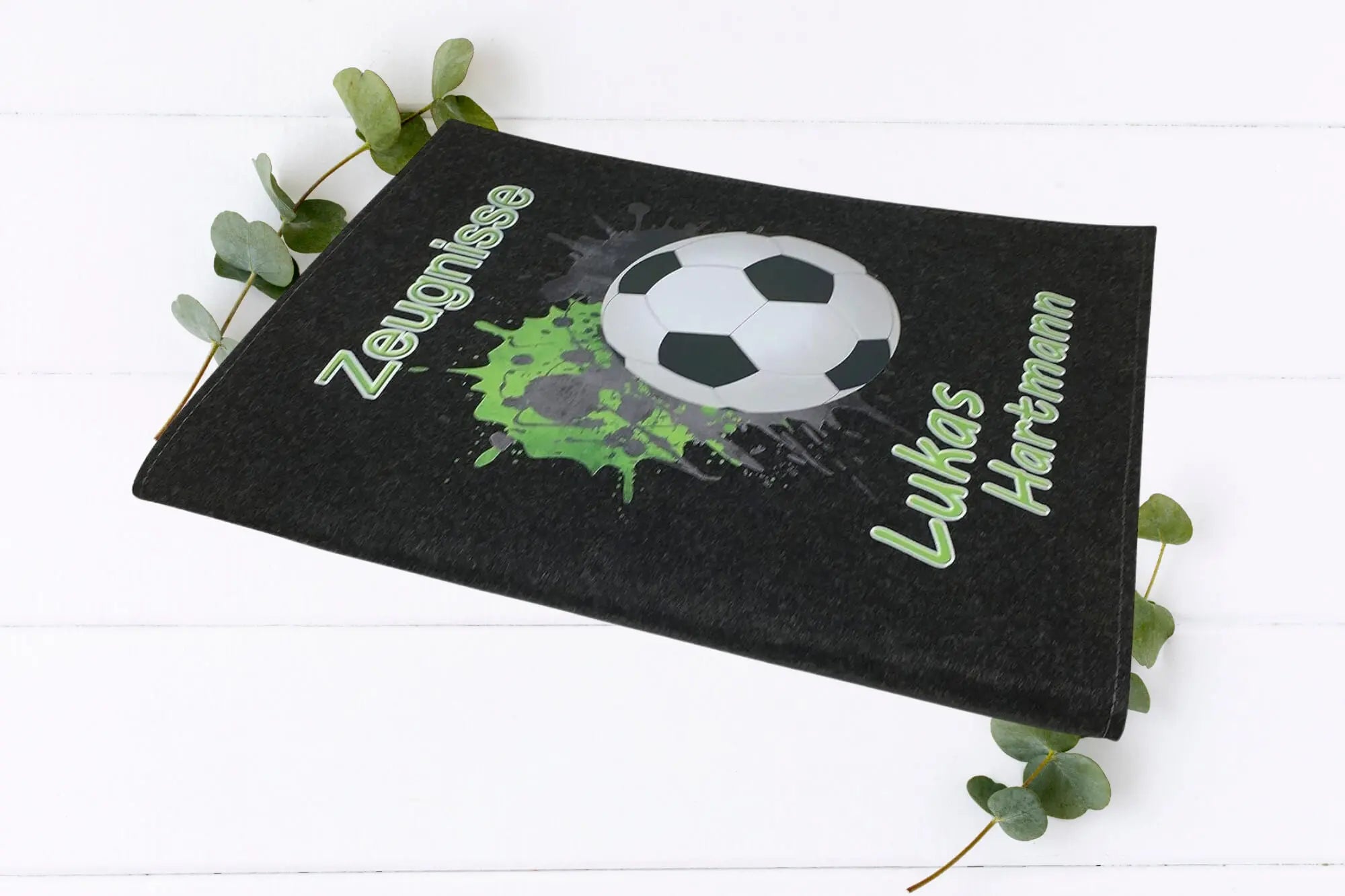 Coole Fußball-Zeugnismappe für Jungen mit grünem Graffiti-Look und personalisiertem Namen