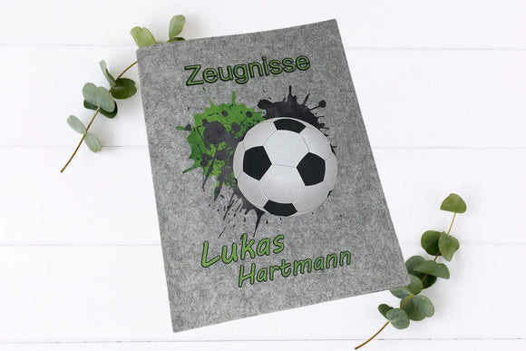Fußball-Zeugnismappen mit schwarz-grüner Farbkombination und Namenspersonalisierung – perfekt für kleine Kicker