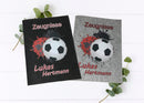 Personalisierte Zeugnismappen mit Fußballmotiv und Farbspritzern in Rot und Schwarz – mit Namensaufdruck , auf Filz.