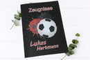 Filz-Zeugnismappen mit Fußball-Design, roten Farbklecksen und individuellem Namensdruck – ideal für sportbegeisterte Kinder.