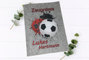 Zeugnismappe für Fußballfans – Ball-Motiv mit Farbspritzern und Wunschname auf robuster Filzhülle.