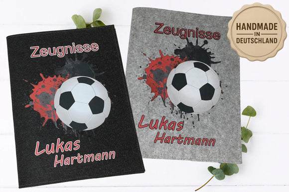 Sportliche Zeugnismappe mit Fußball-Grafik, rotem Spritzdesign und Name – ideal als Geschenk zur Einschulung.
