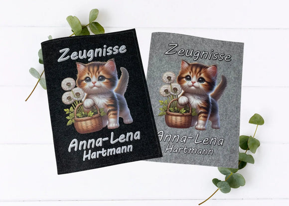 Personalisierte Zeugnismappen aus Filz mit süßem Kätzchen, Pusteblumen und Namensaufdruck, in Hell- und Dunkelgrau.