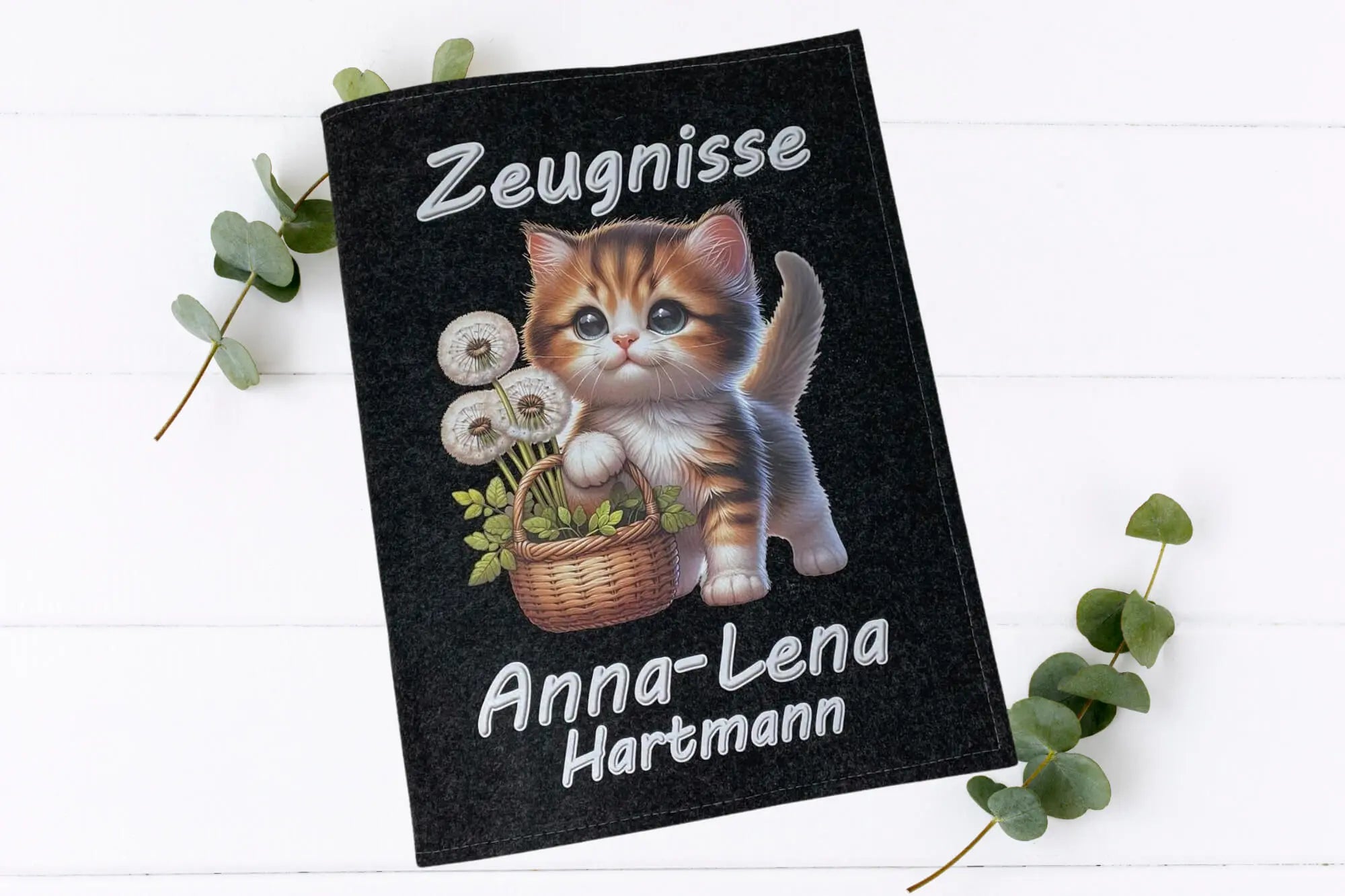 Filz-Zeugnismappen mit realistischer Katzenillustration, Löwenzahnkorb und individuellem Namen.
