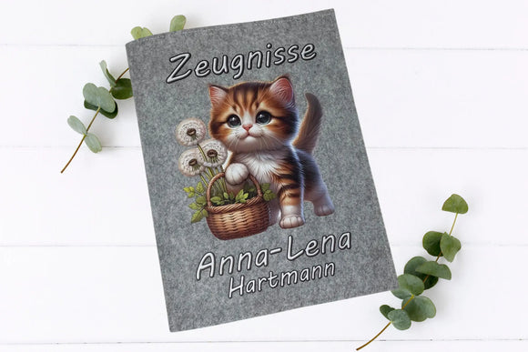 Kinder-Zeugnismappen mit detailreicher Katzenzeichnung, Blumen und Namenspersonalisierung.