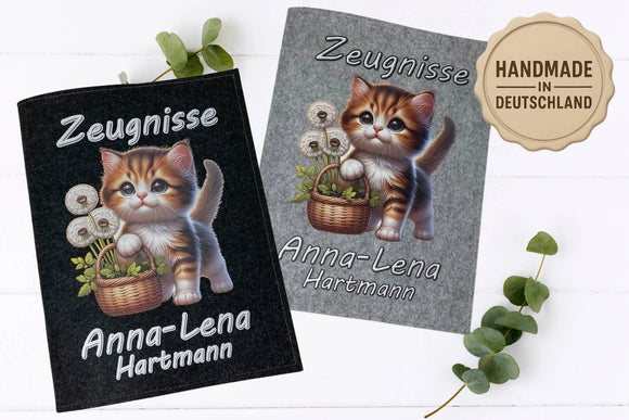 Zeugnismappe mit flauschigem Kätzchen und Pusteblumen – handgemacht und mit Wunschname.