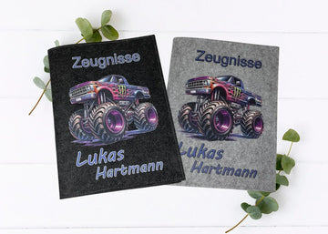 Zeugnismappen aus Filz mit coolem Monstertruck-Motiv und Namensaufdruck in Hellgrau und Dunkelgrau.