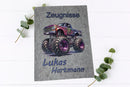 Kinder-Zeugnismappen in Dunkelgrau und Hellgrau mit stylischem Monstertruck, personalisiert mit Vor- und Nachnamen.