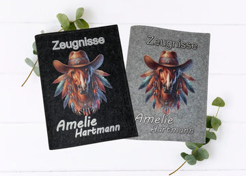 Personalisierte Zeugnismappen aus Filz mit Pferdemotiv und Cowgirl-Hut – mit Namen in Dunkelgrau und Hellgrau.