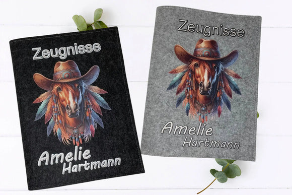 Zeugnismappe Pferd personalisiert mit detailreichem Western-Hut, Federn und Namensaufdruck – perfekte Geschenkidee für Mädchen.