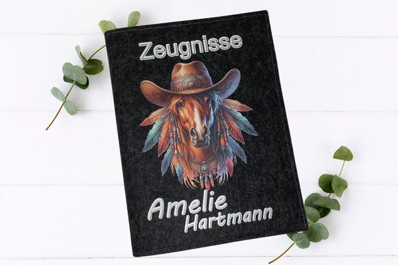 Handgemachte Zeugnismappe aus Filz mit Pferdemotiv, bunten Federn und individueller Namenspersonalisierung.