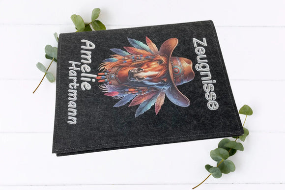 Mädchen-Zeugnismappe mit edlem Pferdekopf und Cowboyhut – Motiv auf hell- und dunkelgrauem Filz, mit Wunschname.