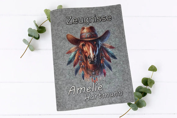 Individuelle Pferde-Zeugnismappen für Kinder mit farbenfrohem Indianerschmuck, Western-Stil und Namensaufdruck.