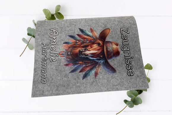 Western-inspirierte Zeugnismappen mit Pferd und Federschmuck – in zwei Farben erhältlich und mit Name „Amelie Hartmann“ personalisiert.