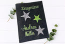 Filz-Zeugnismappen mit grün-grauen Sternen in verschiedenen Größen und personalisiertem Namensdruck.