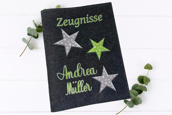 Filz-Zeugnismappen mit grün-grauen Sternen in verschiedenen Größen und personalisiertem Namensdruck.