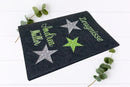 Zeugnismappe mit auffälligem Stern-Design in Grün, Grau und Schwarz – personalisierbar mit Name