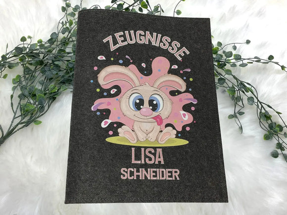 Süßes Häschen auf personalisierter Zeugnismappe