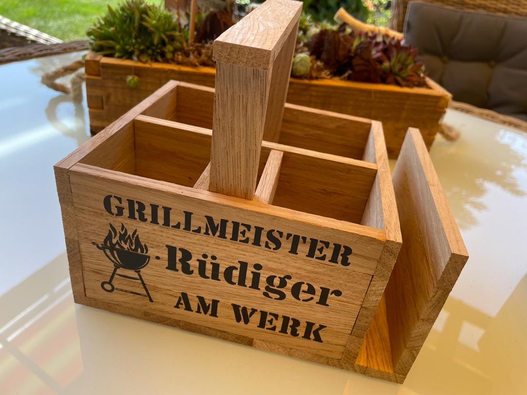  Machen Sie das Grillen mit einem Bierchen in der Hand noch angenehmer und organisieren Sie Ihr Besteck im Grill Utensilo!