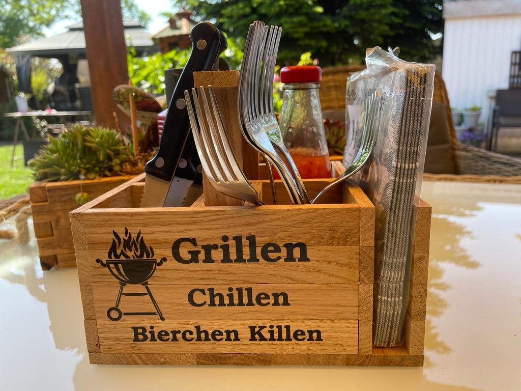 Grillen mit Bierchen und einem Grill Utensilo für Besteck.