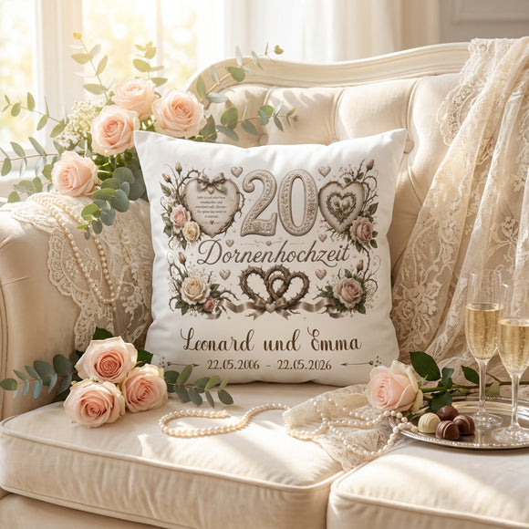 Hochwertiges Kissen zur Dornenhochzeit mit Namen, Datum und Rosenmotiv