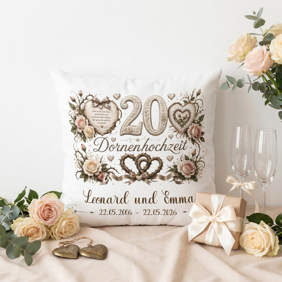 Personalisiertes Kissen zur Dornenhochzeit mit Rosen und Dornenranken