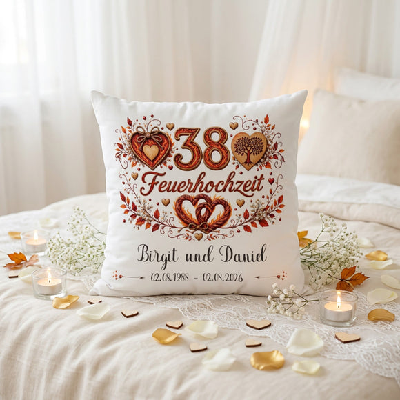Personalisiertes Kissen zur Feuerhochzeit mit warmen Rot- und Goldtönen sowie Herzen