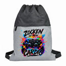 Grauer Gamer Turnbeutel mit buntem Controller-Motiv und Spruch „Zocken ist mein Cardio“.