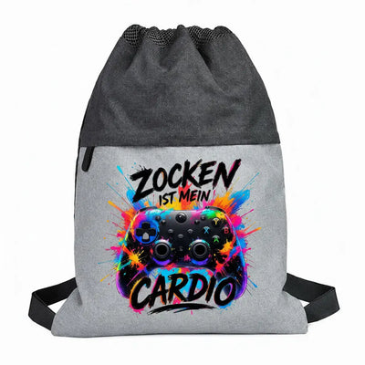 Grauer Gamer Turnbeutel mit buntem Controller-Motiv und Spruch „Zocken ist mein Cardio“.