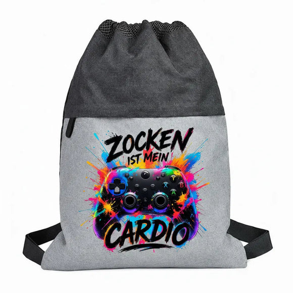 Grauer Gamer Turnbeutel mit buntem Controller-Motiv und Spruch „Zocken ist mein Cardio“.