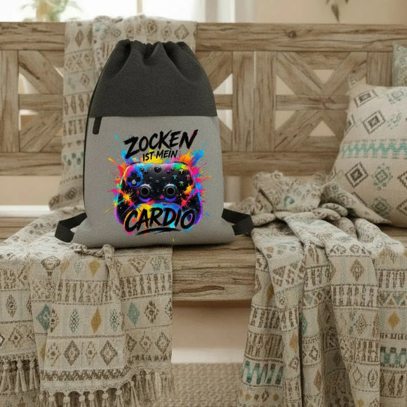 Grauer Gaming Rucksack mit Controller-Motiv für Schule, Freizeit und Gaming Events.