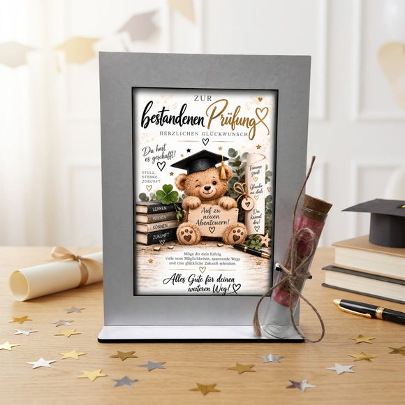 Geschenk zum Prüfungserfolg mit Teddy und Schild Auf zu neuen Abenteuern